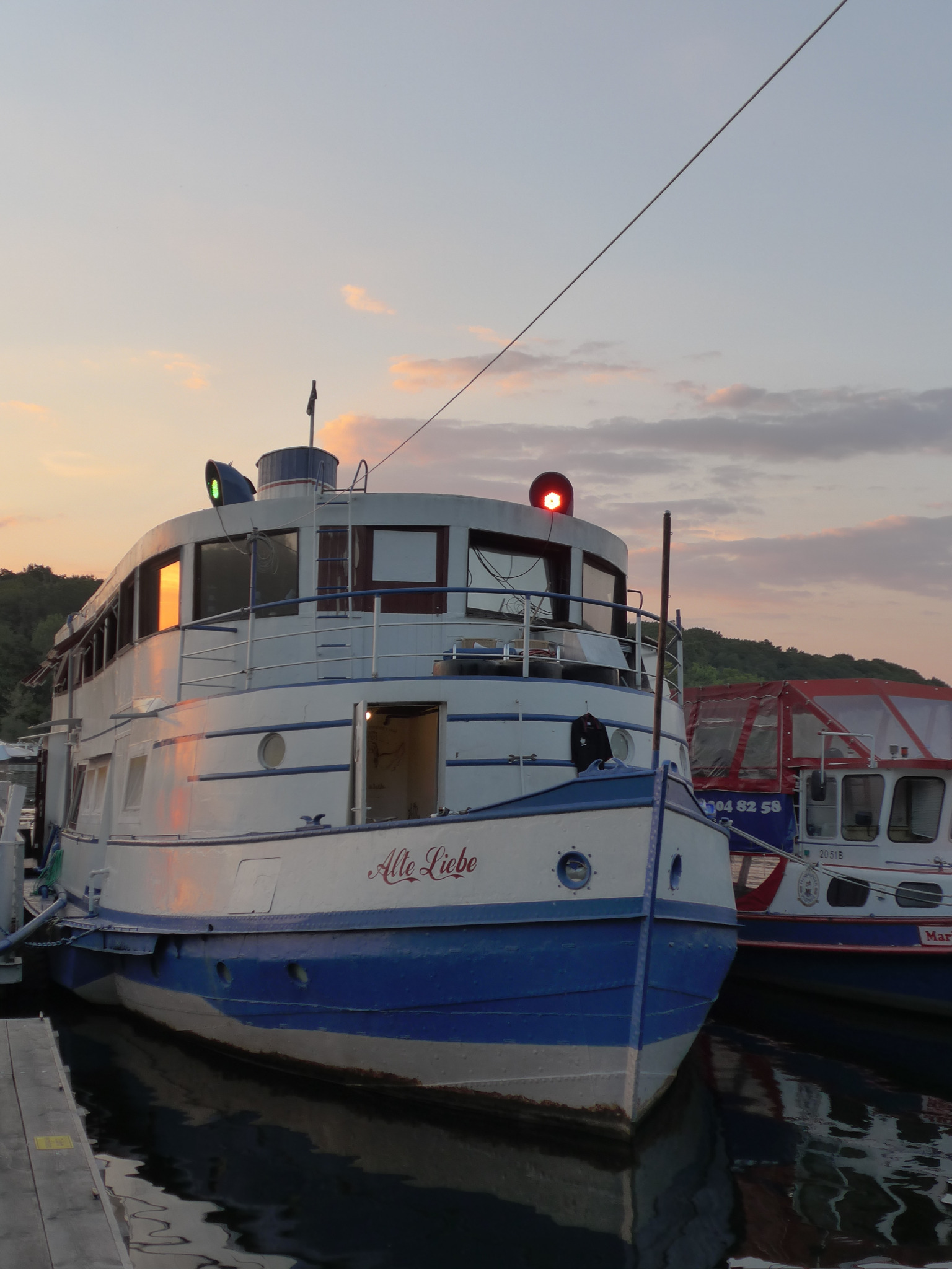 Boot im Hafen bei Abendlicht