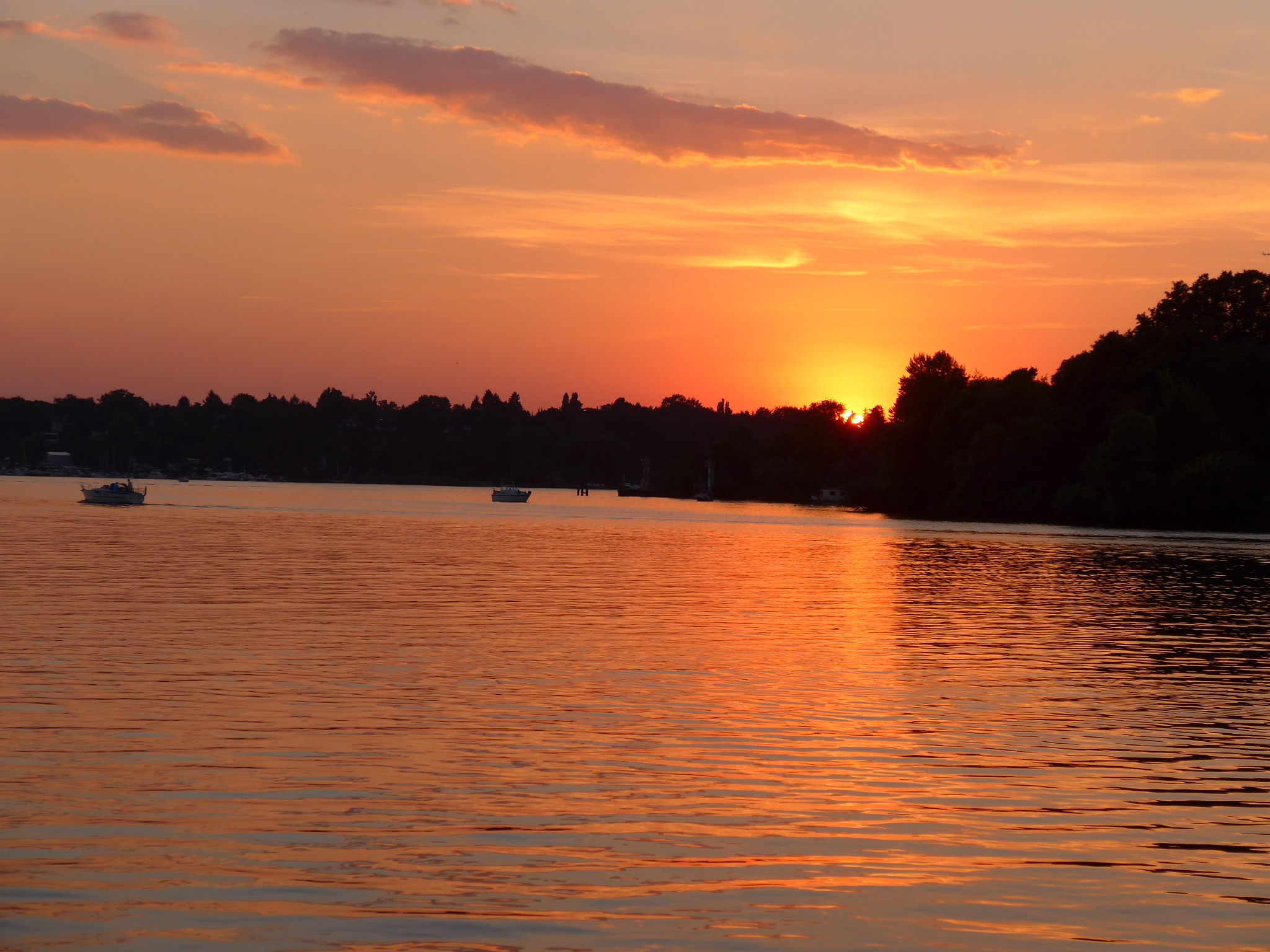 Sonnenuntergang über dem Wasser